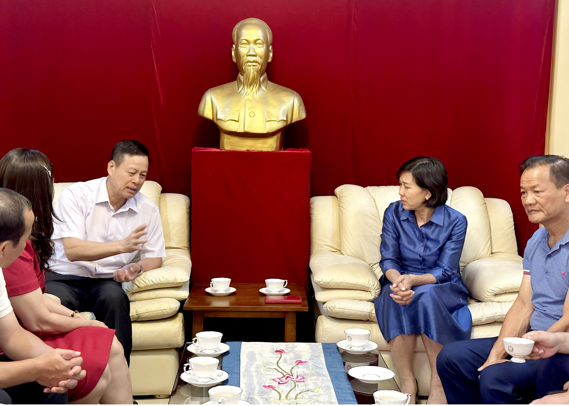 Chủ tịch UBND tỉnh Nguyễn Văn Sơn trao đổi với Đại sứ Đặc mệnh toàn quyền Việt Nam tại Ma Rốc Đặng Thị Thu Hà.