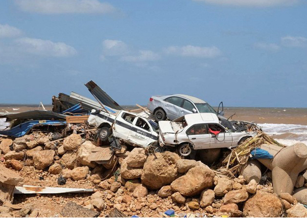 Cảnh ngổn ngang tại thành phố Derna, Libya, sau khi cơn bão Daniel quét qua.