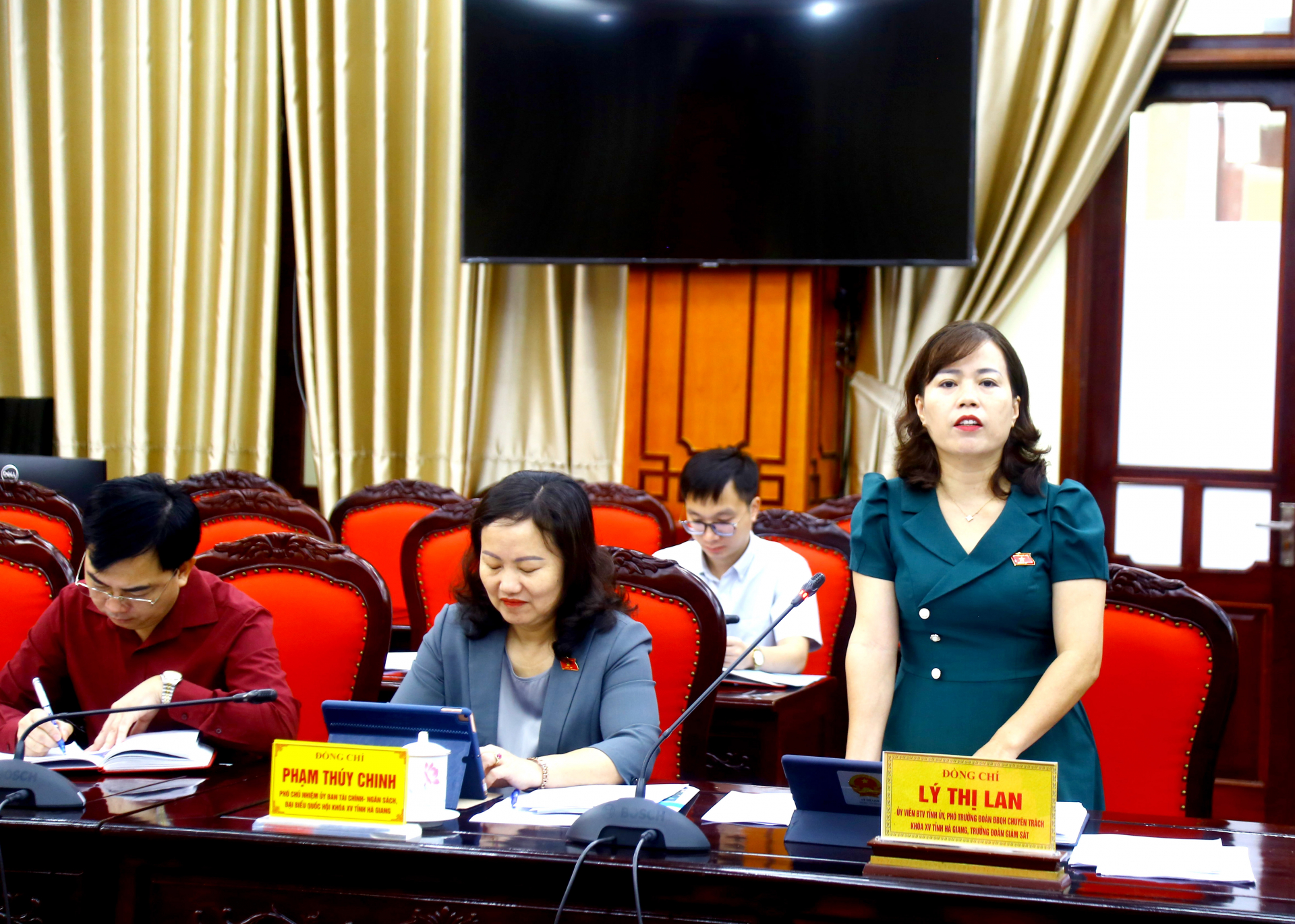 Phó Trưởng đoàn chuyên trách Đoàn ĐBQH khóa XV đơn vị tỉnh Hà Giang Lý Thị Lan kết luận buổi giám sát.