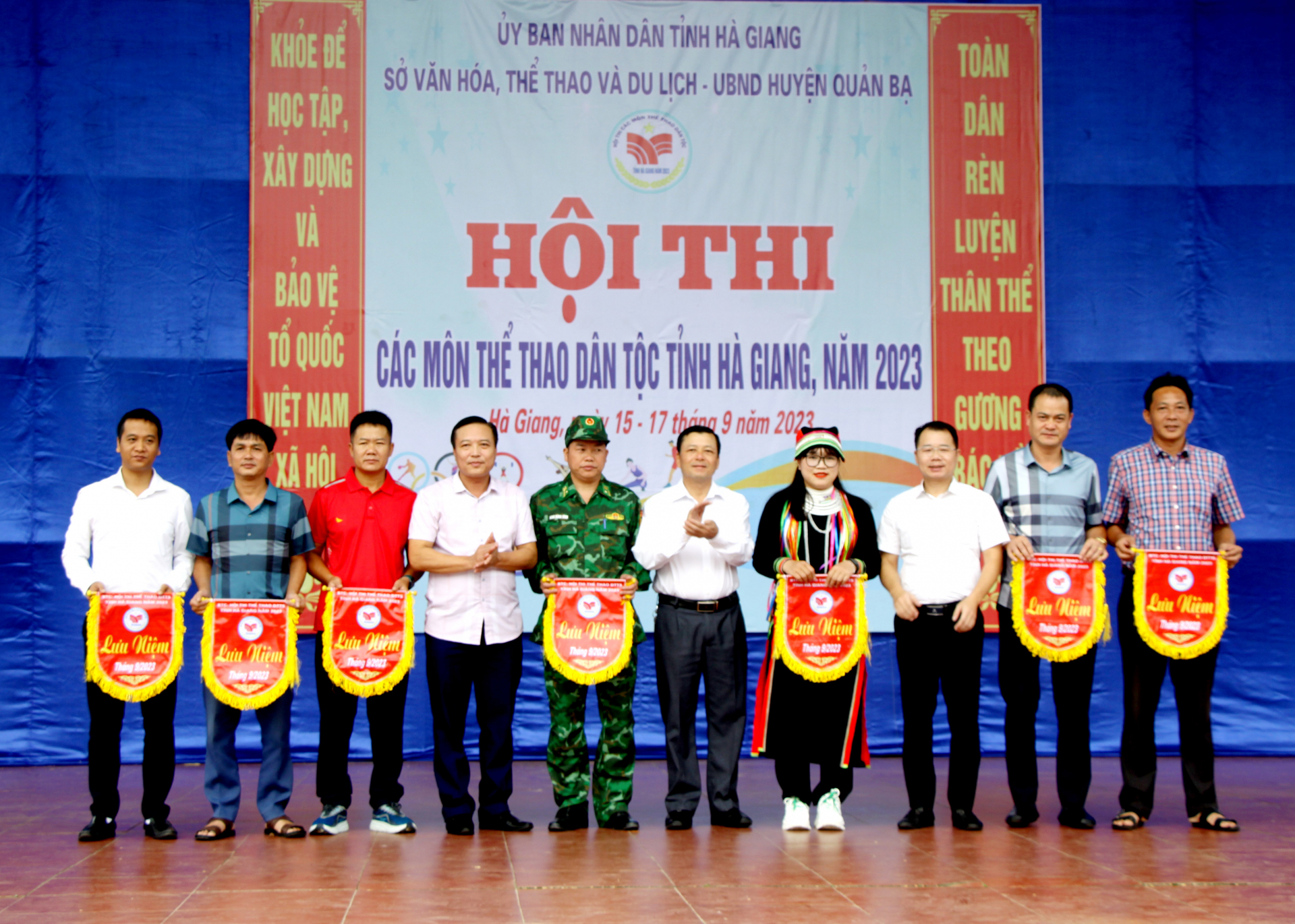 Ban tổ chức trao cờ lưu niệm cho các đội tham gia thi đấu. Ảnh: Nguyễn Dịu