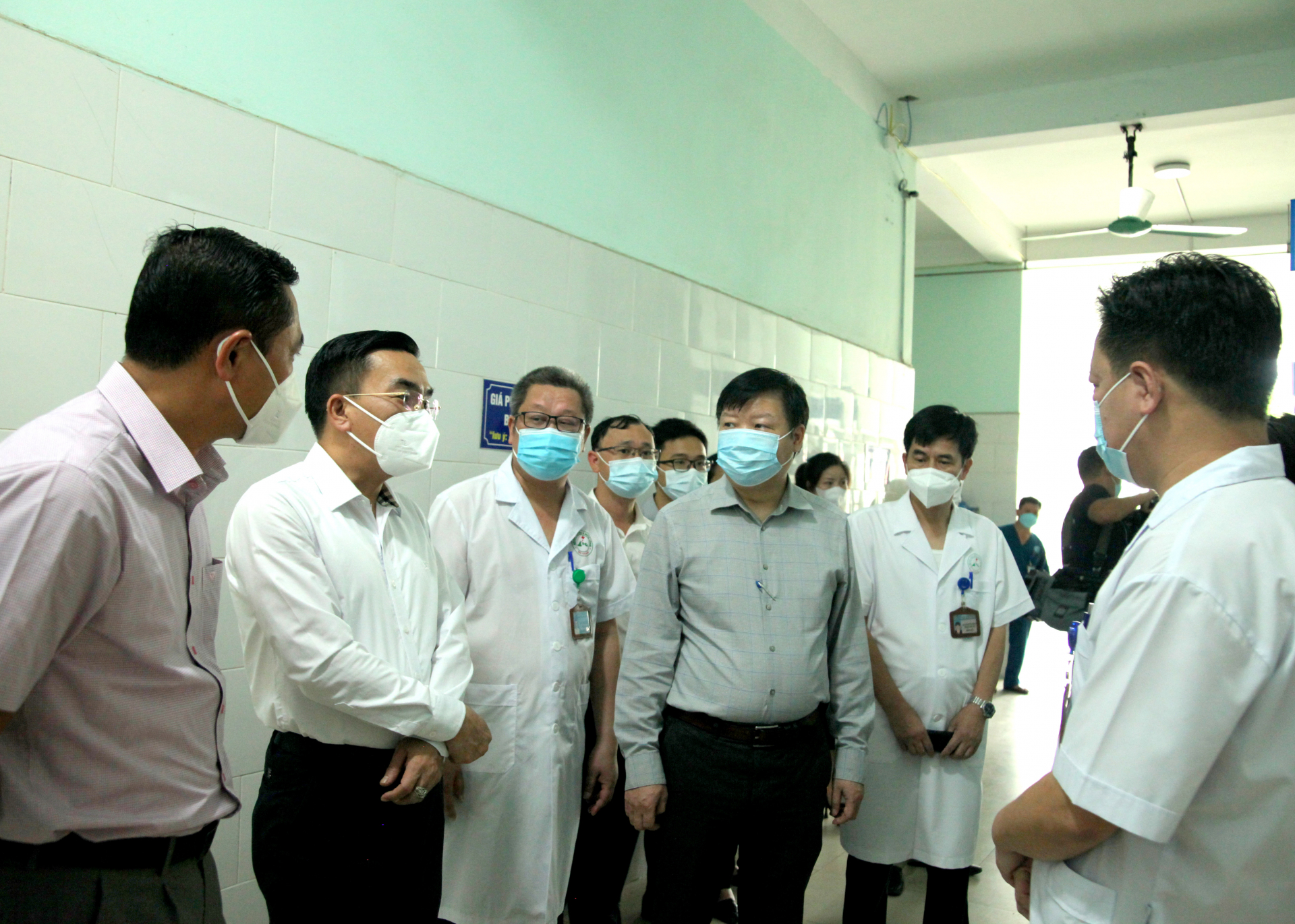 Đoàn kiểm tra công tác thu dung, điều trị tại Bệnh viện Đa khoa tỉnh.