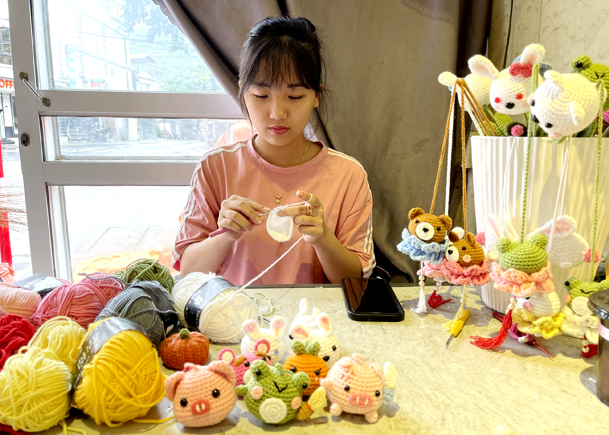 Lê Hồng Ngọc đang tạo ra đồ chơi Trung thu bằng len.
