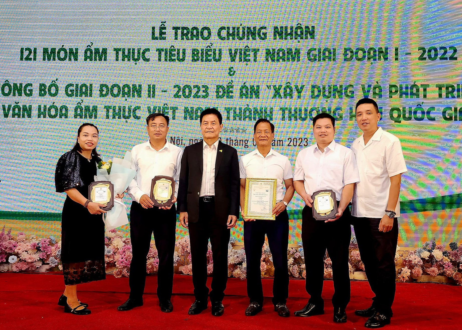 Lãnh đạo Sở Văn hóa TT&DL tỉnh và đại diện cho 3 món ẩm thực nhận giấy chứng nhận ẩm thực tiêu biểu Việt Nam. (Ảnh: Hiệp hội Du lịch tỉnh)