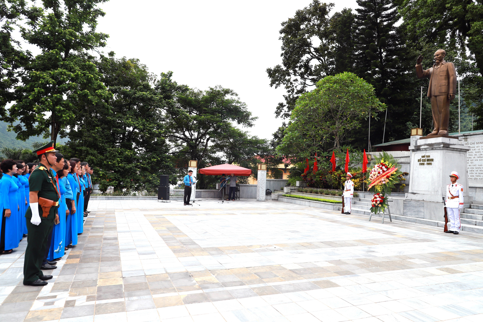 Các đại biểu dự Đại hội Công đoàn tỉnh báo công trước tượng đài Chủ tịch Hồ Chí Minh trong khuôn viên Tỉnh ủy.