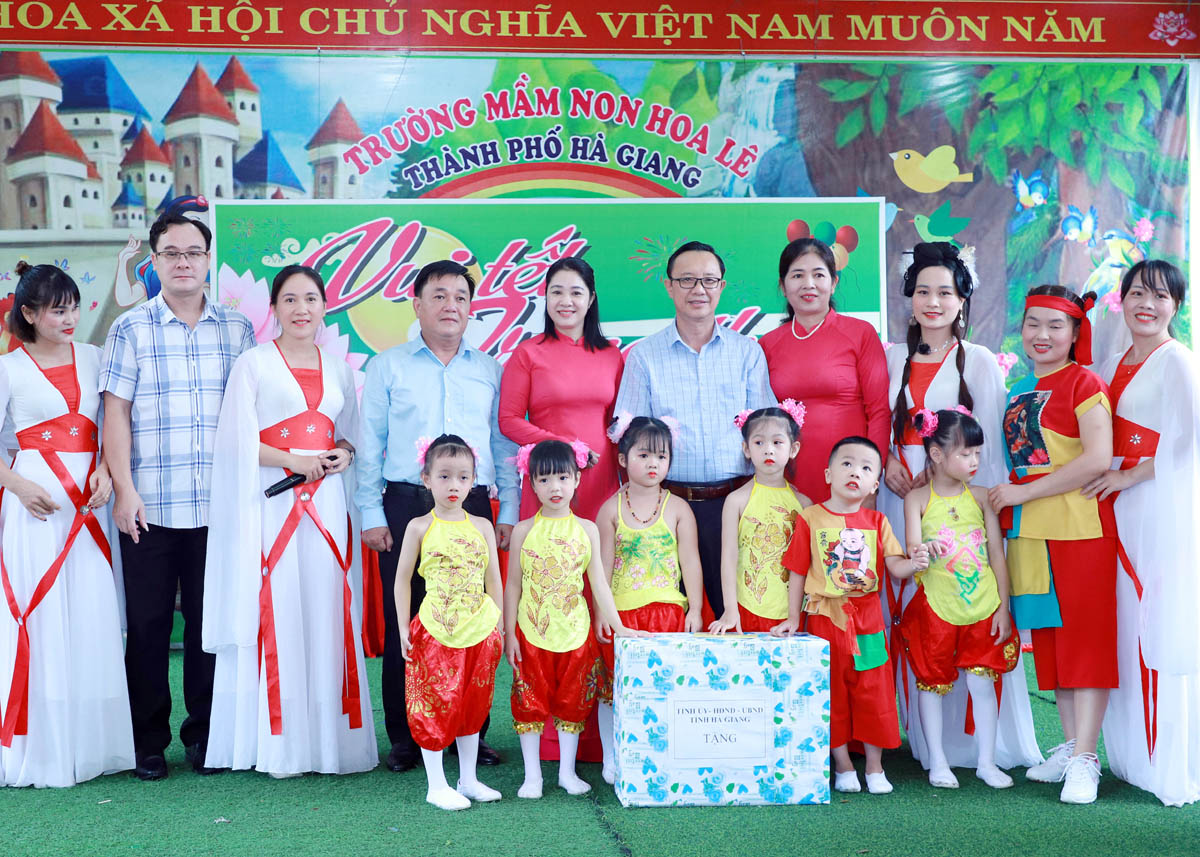 Phó Bí thư Thường trực Tỉnh ủy, Chủ tịch HĐND tỉnh Thào Hồng Sơn cùng lãnh đạo Thành ủy Hà Giang và các đại biểu tặng quà Tết Trung thu cho các cháu trường Mầm non Hoa Lê.