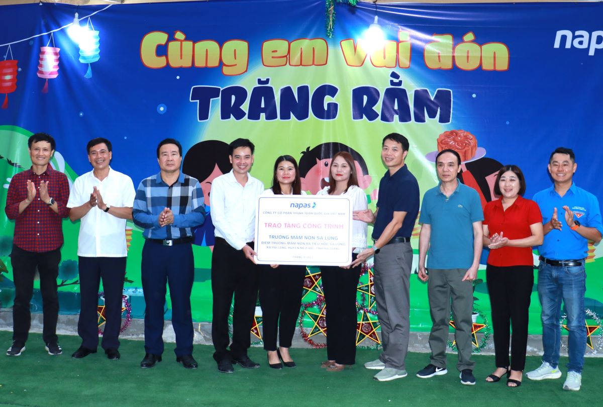Công ty Cổ phần Thanh toán Quốc gia Việt Nam trao tặng, bàn giao điểm trường Mầm non và Tiểu học thôn Sả Lủng cho chính quyền xã Pải Lủng.