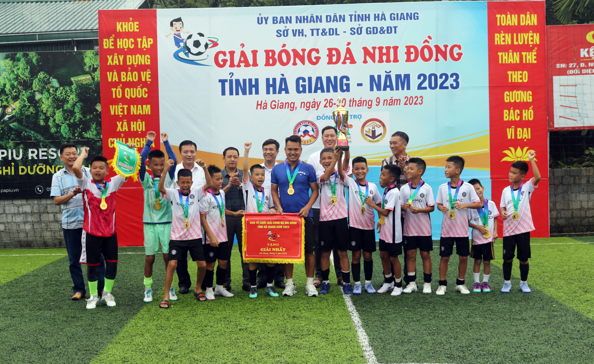 Ban tổ chức trao Cúp vô địch Giải bóng đá Nhi đồng tỉnh Hà Giang cho đội Quang Bình.