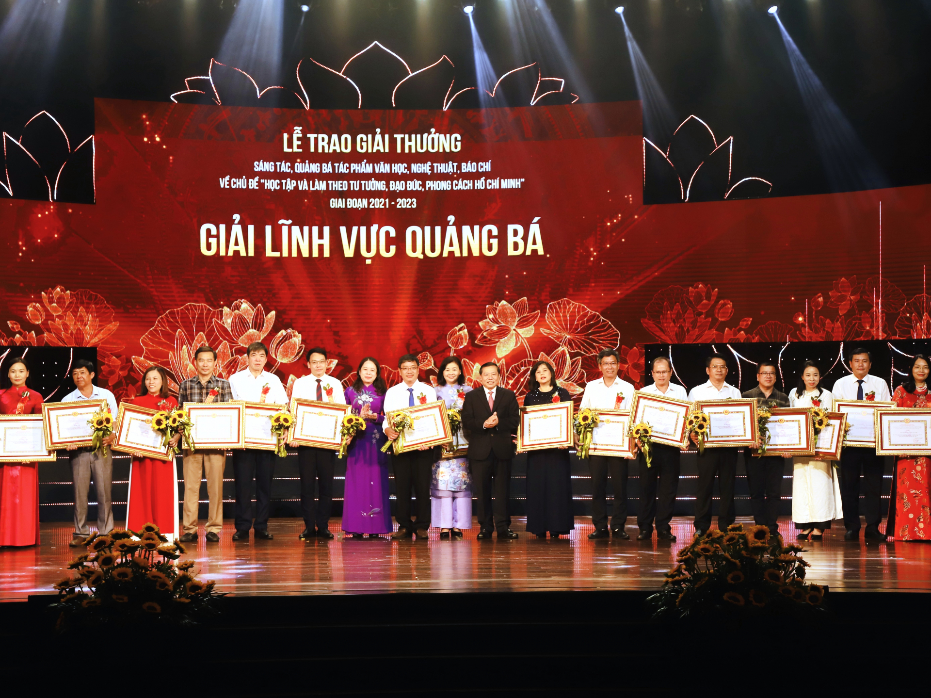 Phó Chủ tịch nước Nguyễn Thị Ánh Xuân và Phó trưởng ban Thường trực Ban Tuyên giáo T.Ư Lại Xuân Môn trao giải Quảng bá cho các tập thể, cá nhân