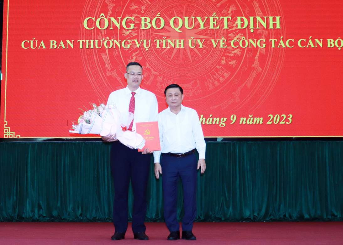 Trưởng ban Tổ chức Tỉnh ủy Nguyễn Minh Tiến trao Quyết định của BTV Tỉnh ủy cho đồng chí Đào Quang Diệu, Phó Bí thư Huyện ủy Quang Bình.