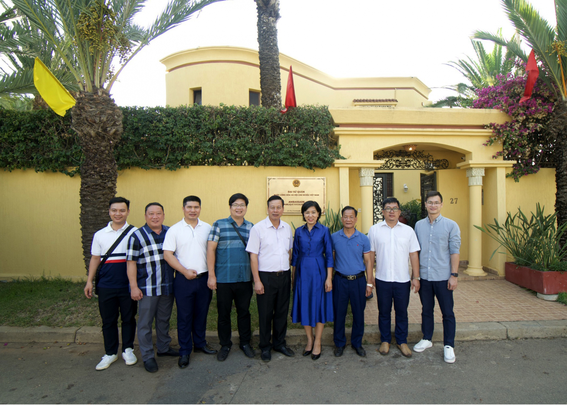 Chủ tịch UBND tỉnh Nguyễn Văn Sơn và Đại sứ Đặc mệnh toàn quyền Việt Nam tại Ma-rốc Đặng Thị Thu Hà cùng đoàn công tác của tỉnh tại Đại sứ quán Việt Nam ở Vương quốc Ma Rốc.