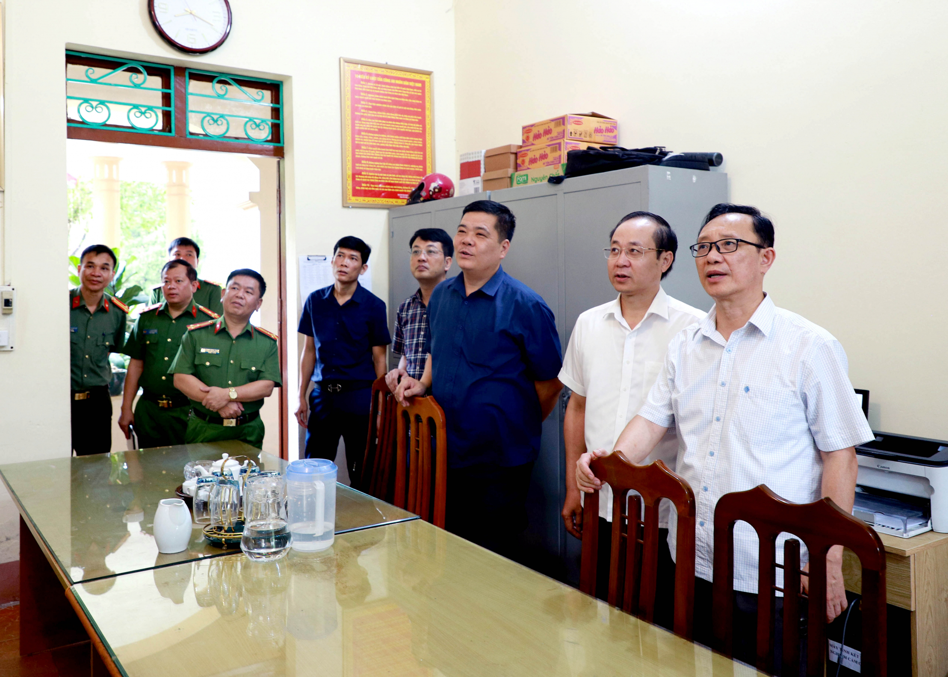 Phó Bí thư Thường trực Tỉnh ủy, Chủ tịch HĐND tỉnh Thào Hồng Sơn cùng đoàn kiểm tra trụ sở làm việc Công an huyện Bắc Quang.