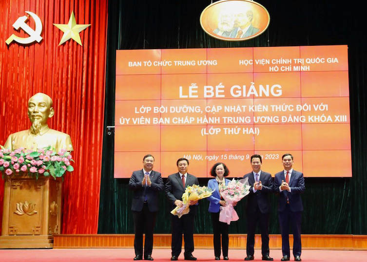 Cán bộ lớp tặng hoa cảm ơn đồng chí Trương Thị Mai và đồng chí Nguyễn Xuân Thắng đã quan tâm, chỉ đạo sát sao lớp học