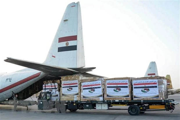 Binh sỹ chuyển hàng cứu trợ nhân đạo của chính phủ Ai Cập giúp người dân Libya lên máy bay ở Cairo.