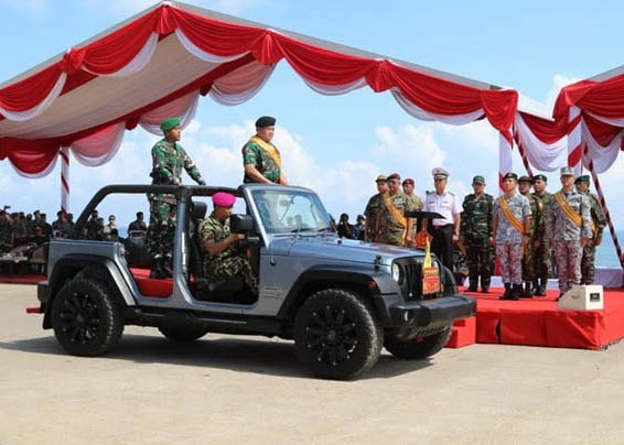 ư lệnh Quân đội Indonesia, Đô đốc Yudo Margono duyệt đội danh dự Diễn tập Đoàn kết ASEAN lần thứ nhất. 