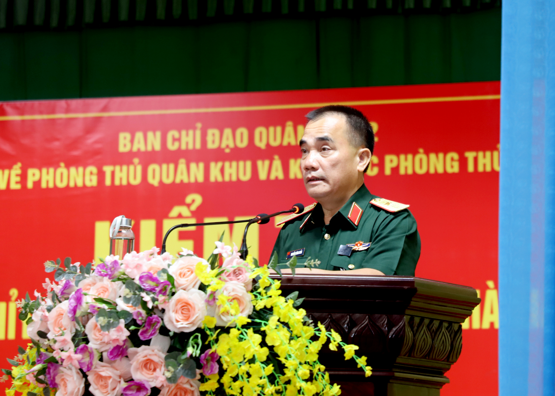 Thiếu tướng Nguyễn Đăng Khải, Phó Tư lệnh - Tham mưu trưởng quân khu phát biểu tại hội nghị.