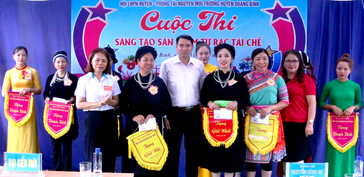 Lãnh đạo huyện Quang Bình trao giải Nhất cho đội thi của Hội Phụ nữ xã Bản Rịa