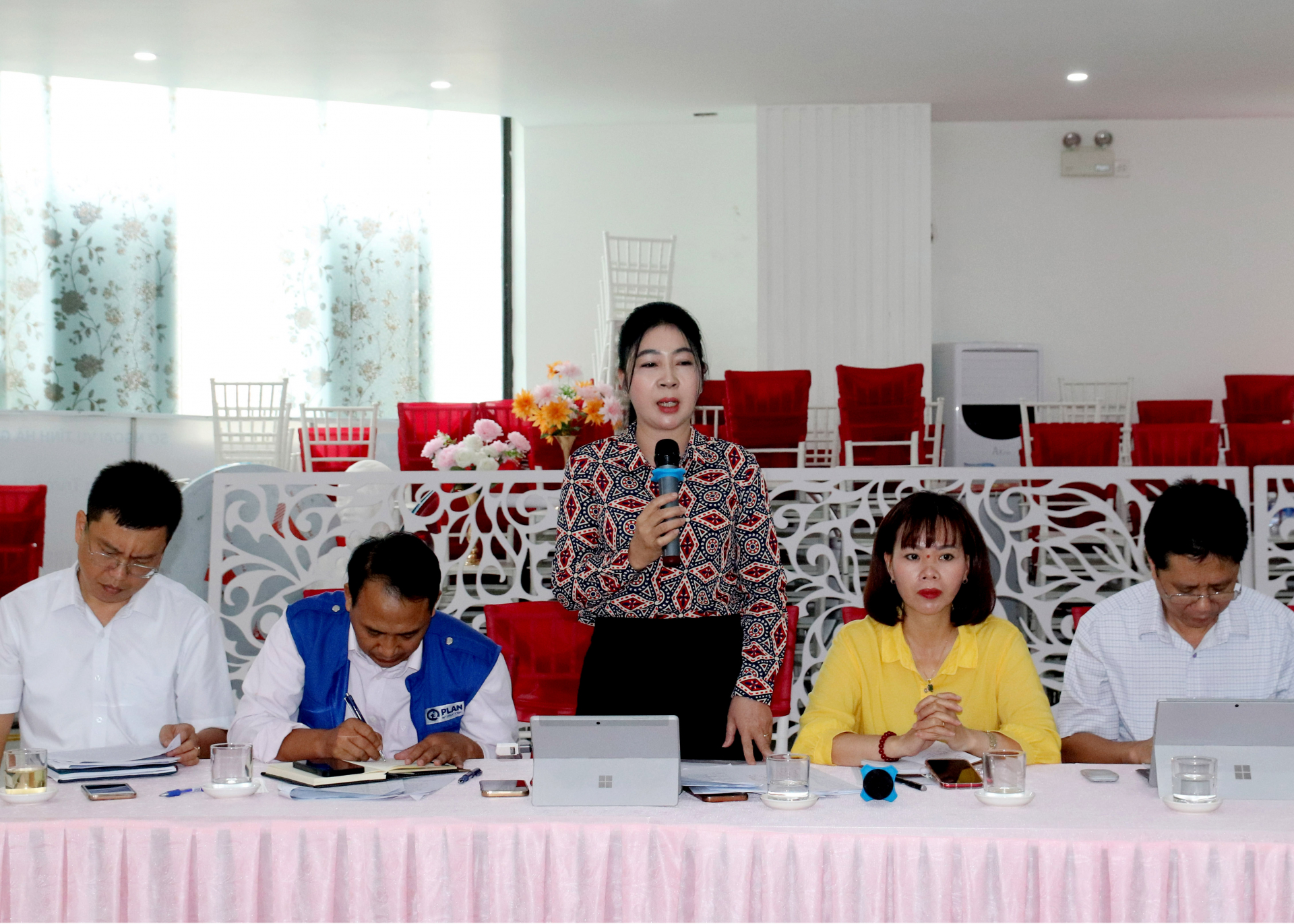Lãnh đạo UBND huyện Xín Mần chia sẻ kinh nghiệm của địa phương trong quá trình thực hiện Dự án CMCR.