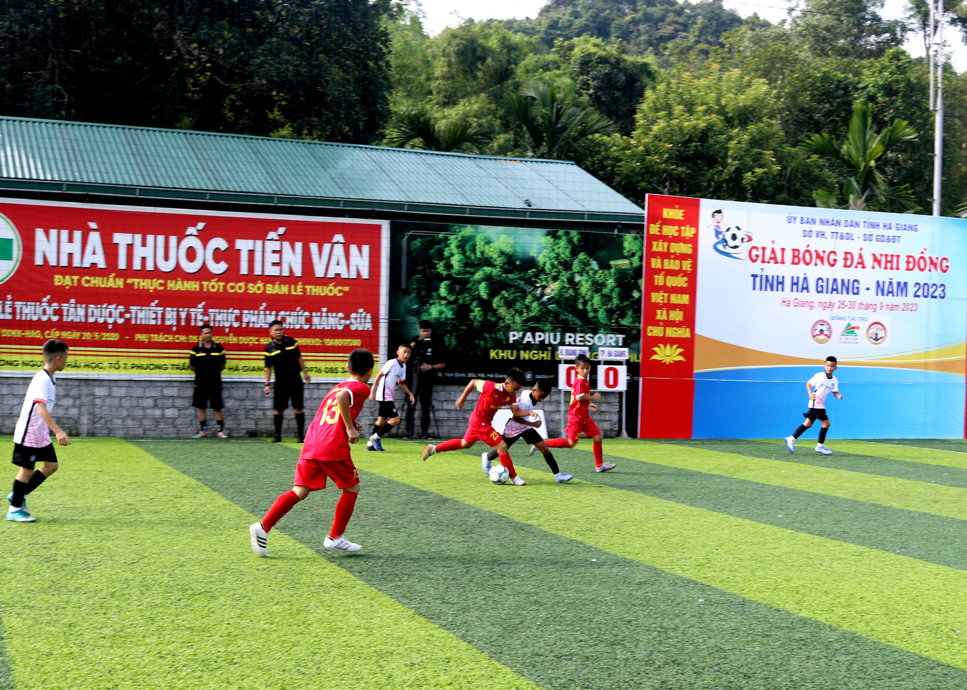 Trận đấu giữa đội Quang Bình và thành phố Hà Giang.