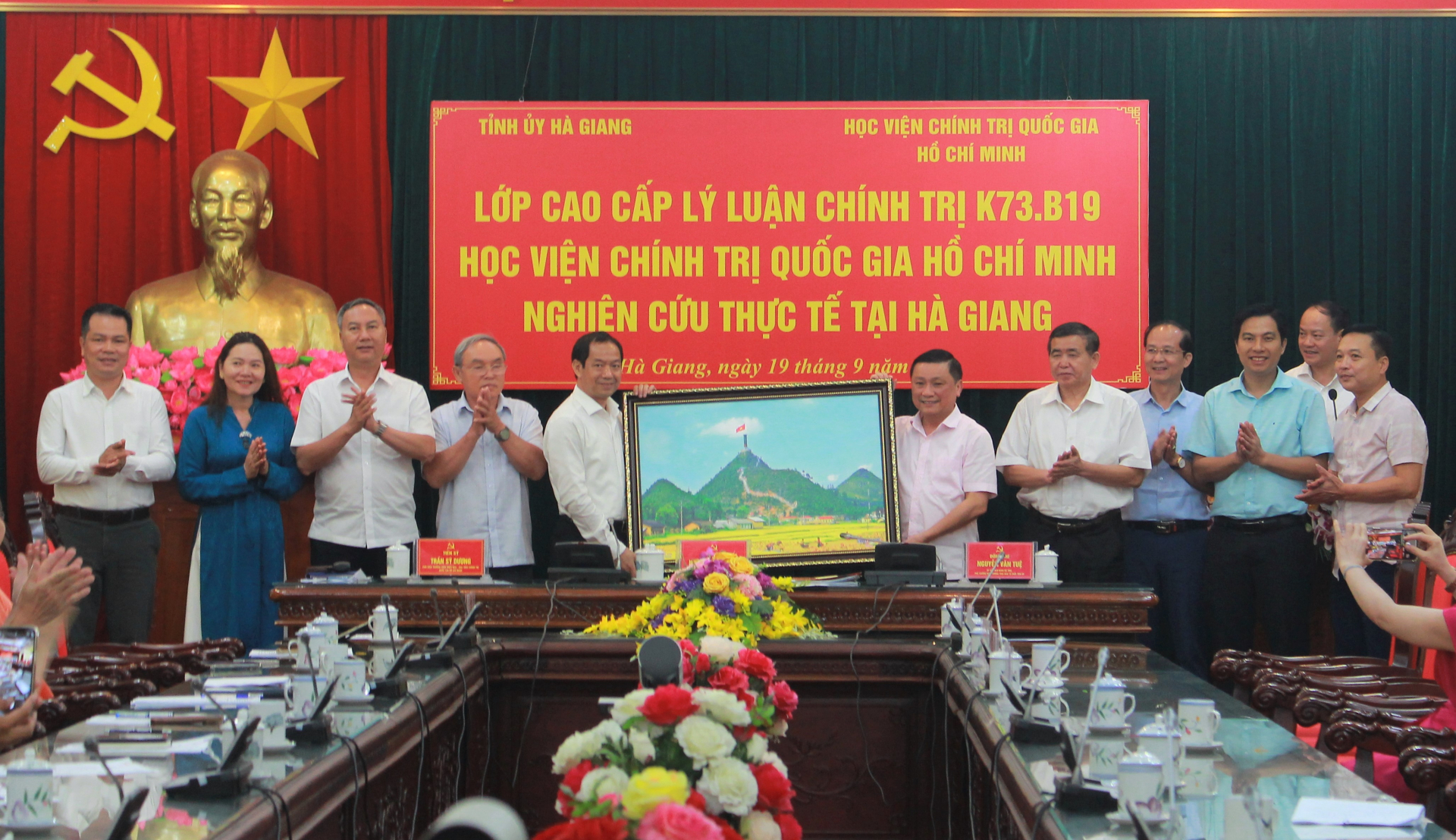 Thay mặt Tỉnh ủy Hà Giang, đồng chí Nguyễn Minh Tiến tặng đoàn công tác bức tranh Cột cờ quốc gia Lũng Cú