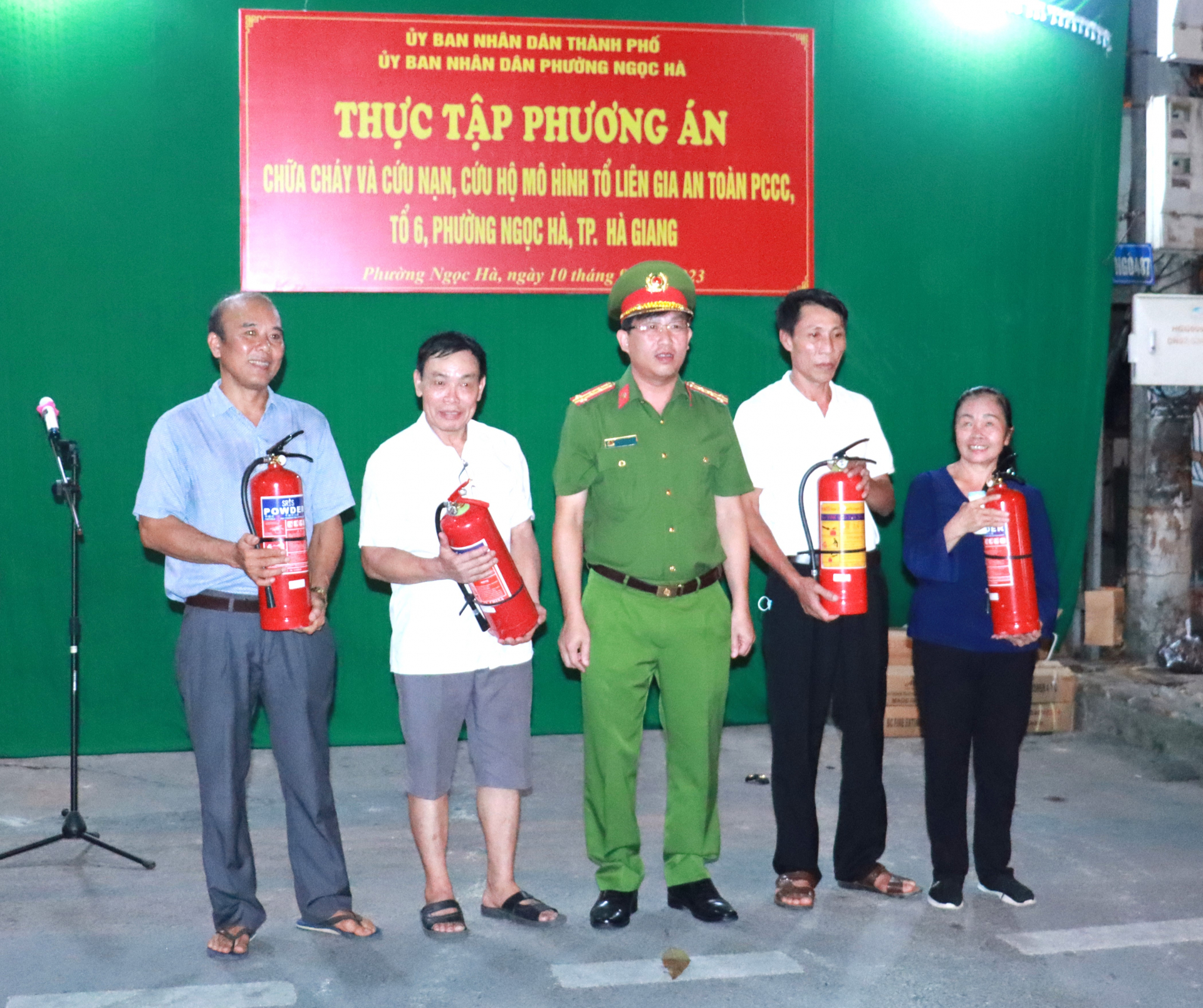 Lãnh đạo Công an tỉnh tặng bình chữa cháy cho thành viên Tổ liên gia an toàn phòng cháy, chữa cháy tổ 6, phường Ngọc Hà.