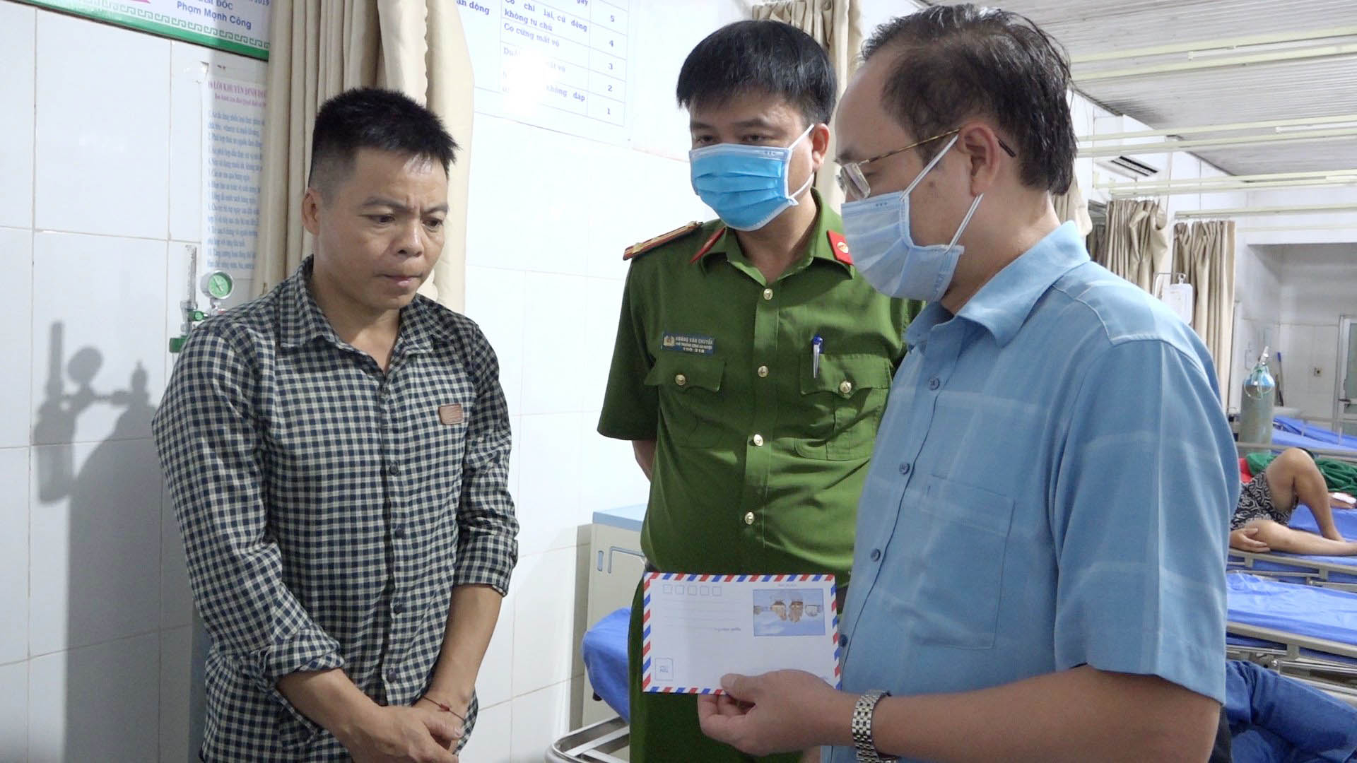 Lãnh đạo huyện Bắc Quang thăm hỏi gia đình các nạn nhân.