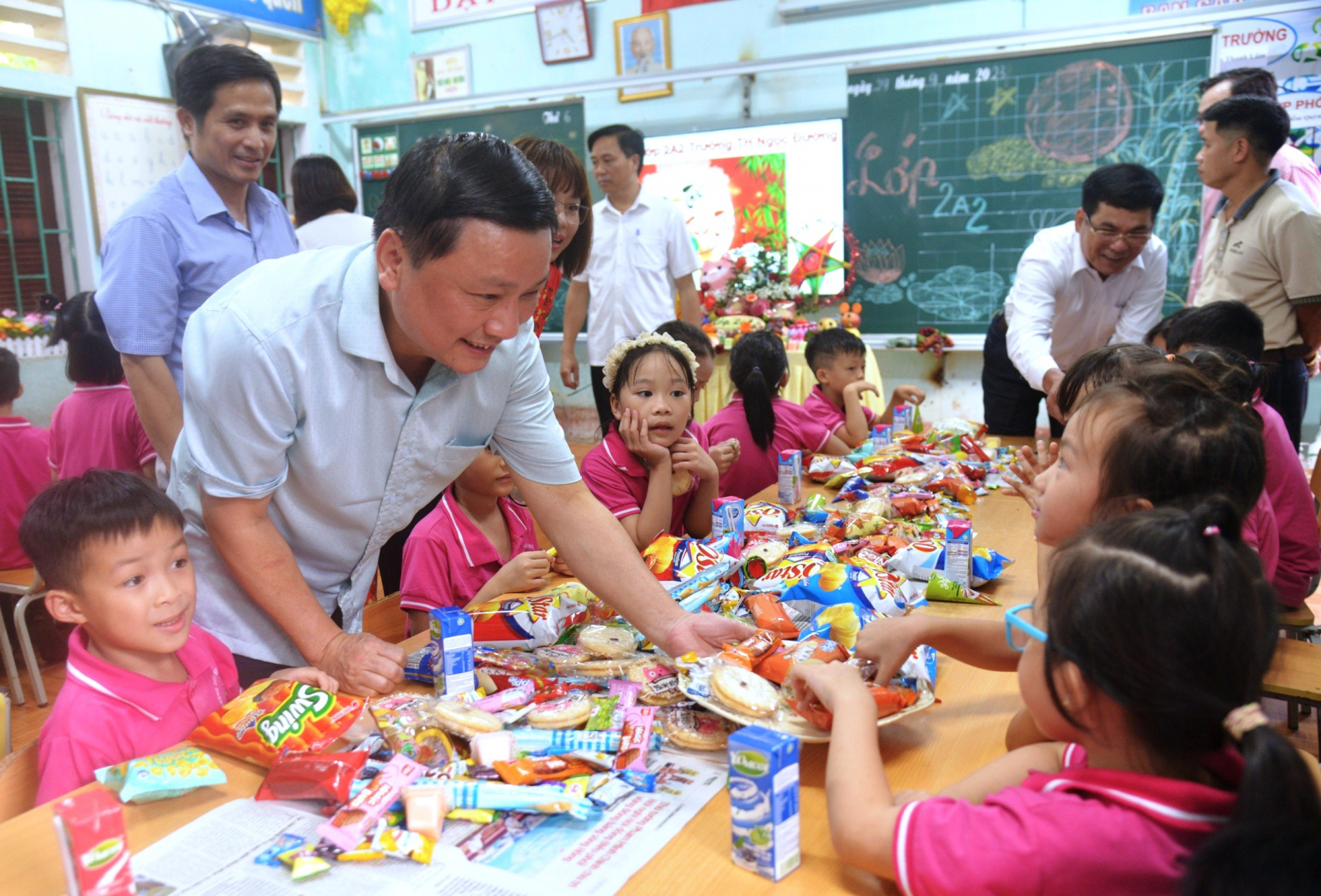 Trưởng Ban Tổ chức Tỉnh ủy Nguyễn Minh Tiến vui Tết Trung thu với các em học sinh