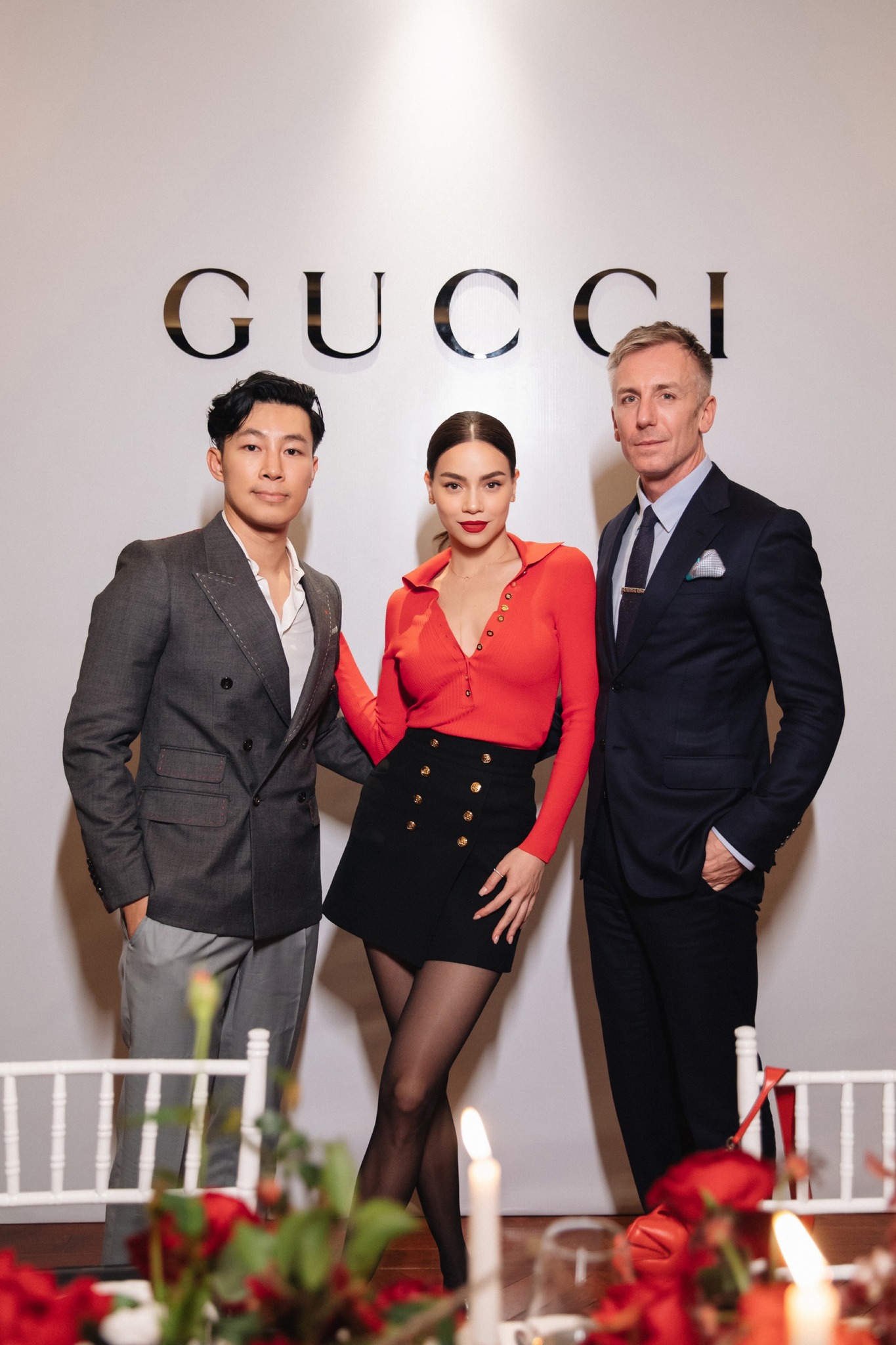 Ca sĩ Hồ Ngọc Hà cùng Hugh Lê - Giám đốc thị trường của Gucci Việt Nam và ông Daniel Bombardi - Giám đốc khu vực của Gucci Việt Nam, Thái Lan