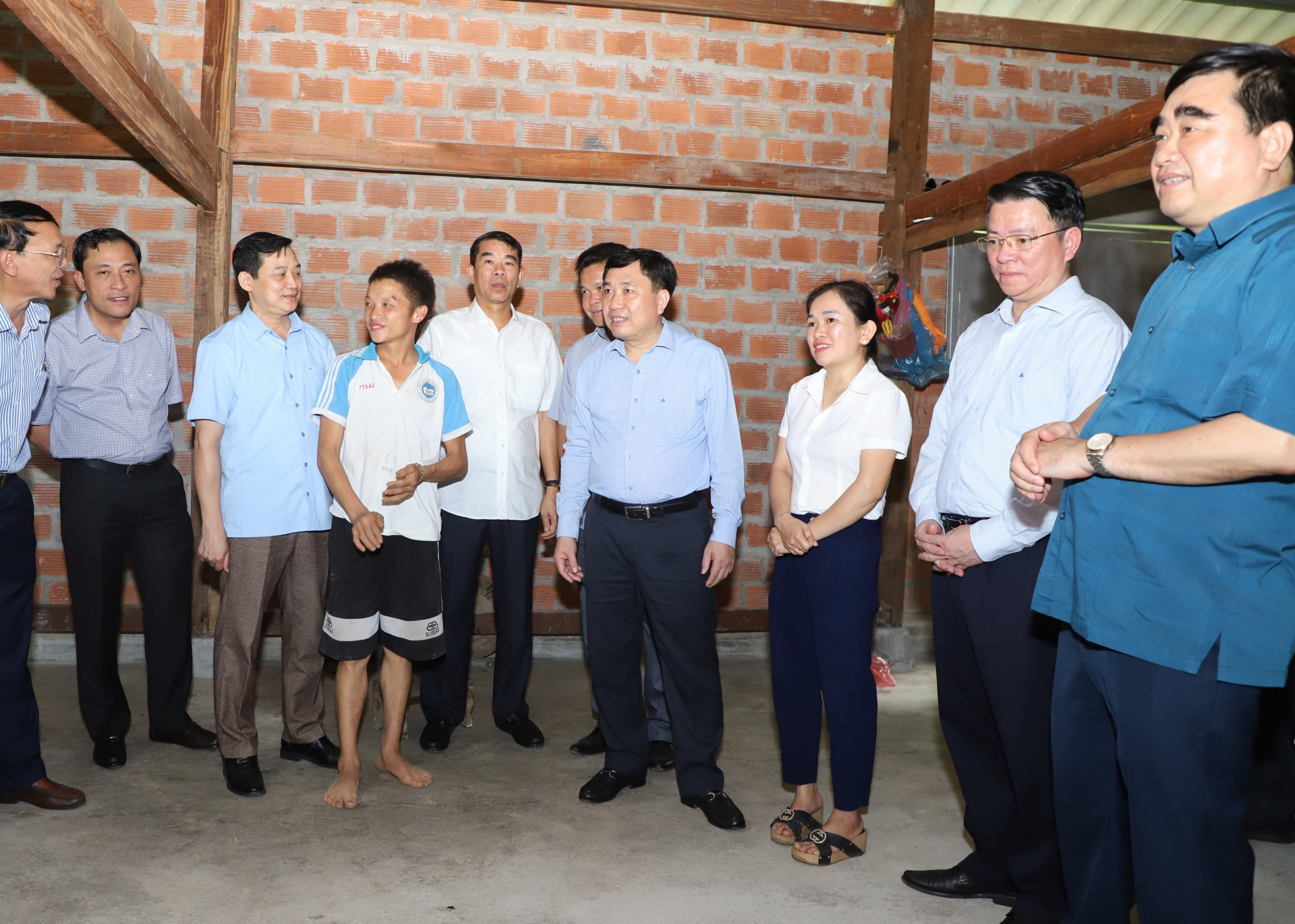 Quyền Bí thư Tỉnh ủy Nguyễn Mạnh Dũng thăm ngôi nhà do 3 chương trình mục tiêu quốc gia hỗ trợ tại thôn Sảng Pả 1.