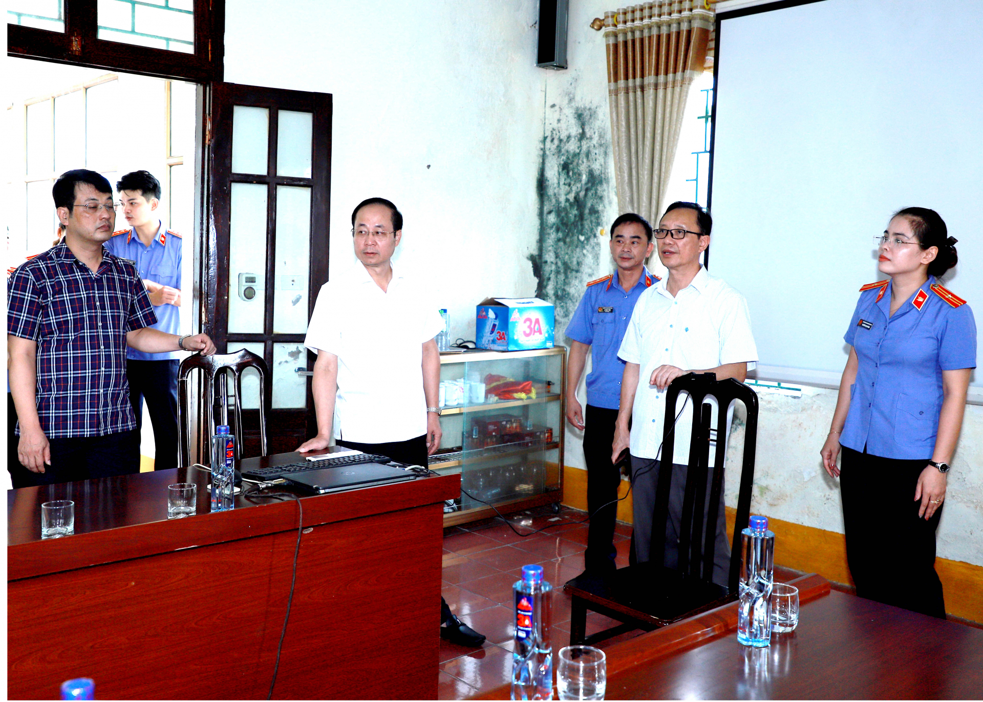 Phó Bí thư Thường trực Tỉnh ủy, Chủ tịch HĐND tỉnh Thào Hồng Sơn cùng đoàn kiểm tra thực tế trụ sở làm việc Viện Kiểm sát Nhân dân huyện Bắc Quang. 