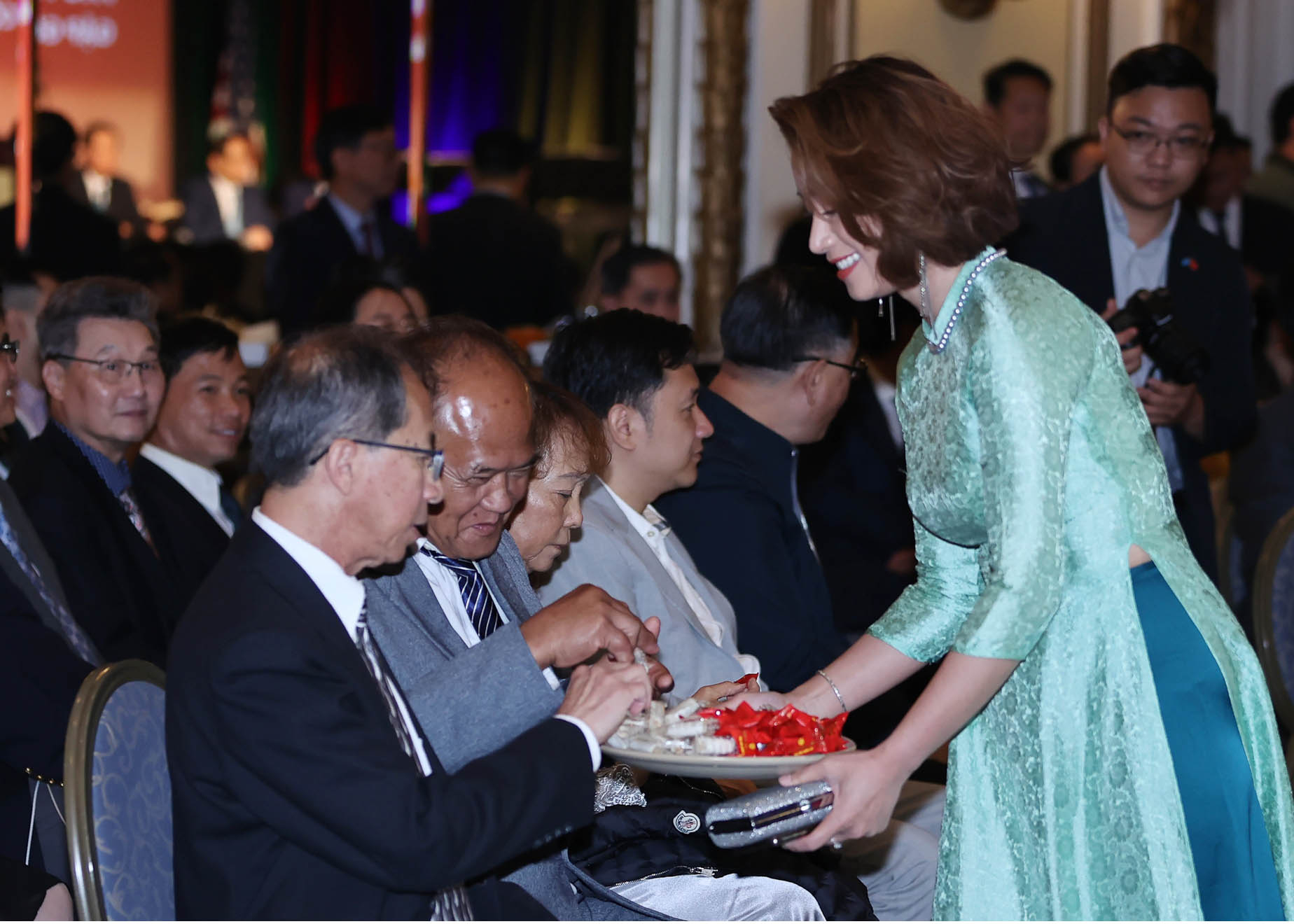 Các đại biểu thưởng thức những món bánh Trung thu được đoàn công tác mang từ Tổ quốc sang 