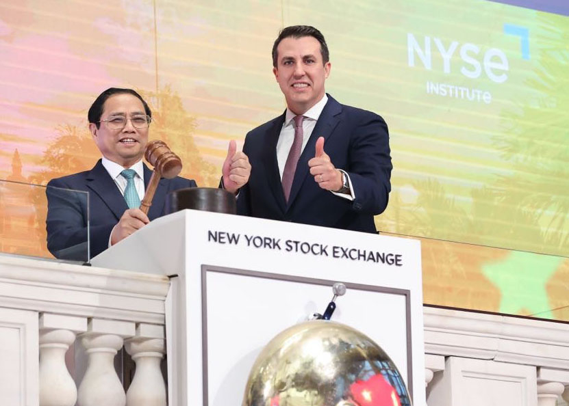 Thủ tướng Phạm Minh Chính gõ búa sau khi ấn nút rung chuông khai mạc phiên giao dịch tại Sàn giao dịch chứng khoán New York (NYSE)