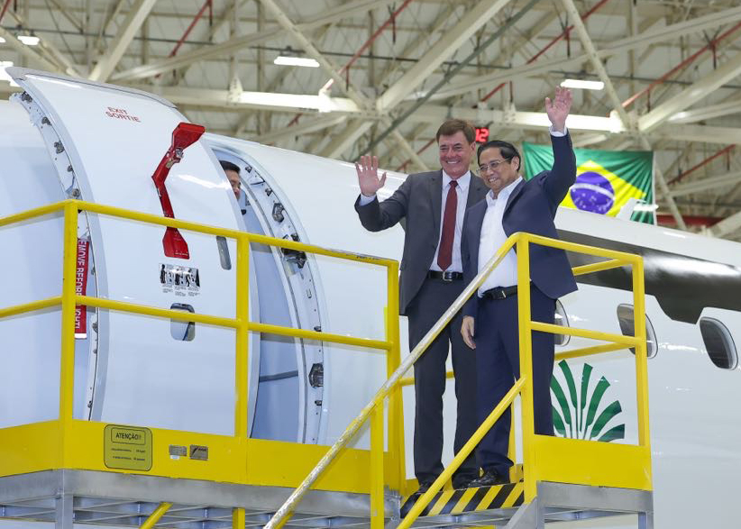 Thủ tướng đánh giá cao các sản phẩm tàu bay thương mại của Embraer, đề nghị Embraer mở rộng hợp tác, đầu tư để phát triển hệ sinh thái kinh doanh của Tập đoàn tại Việt Nam 