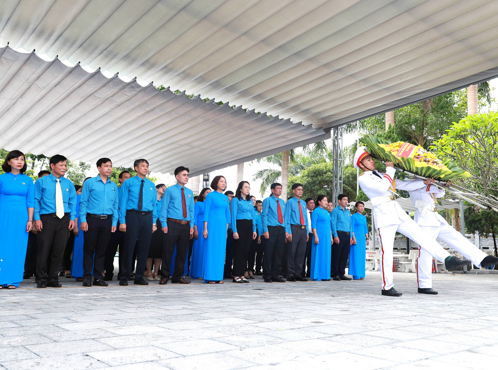 Đại diện lãnh đạo Tổng LĐLĐ Việt Nam và LĐLĐ tỉnh dâng vòng hoa và thắp hương tưởng nhớ các AHLS đang yên nghỉ tại Nghĩa trang Liệt sỹ Quốc gia Vị Xuyên.