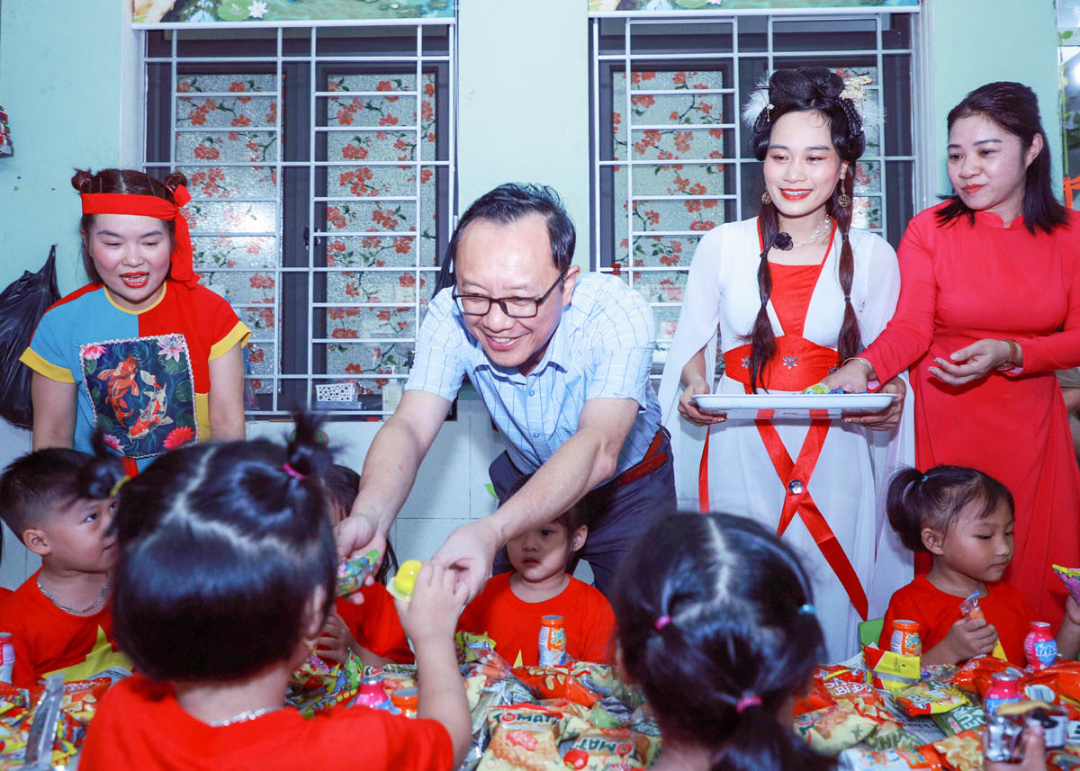 Phó Bí thư Thường trực Tỉnh ủy, Chủ tịch HĐND tỉnh Thào Hồng Sơn tặng quà Tết Trung thu cho các cháu trường Mầm non Hoa Lê.