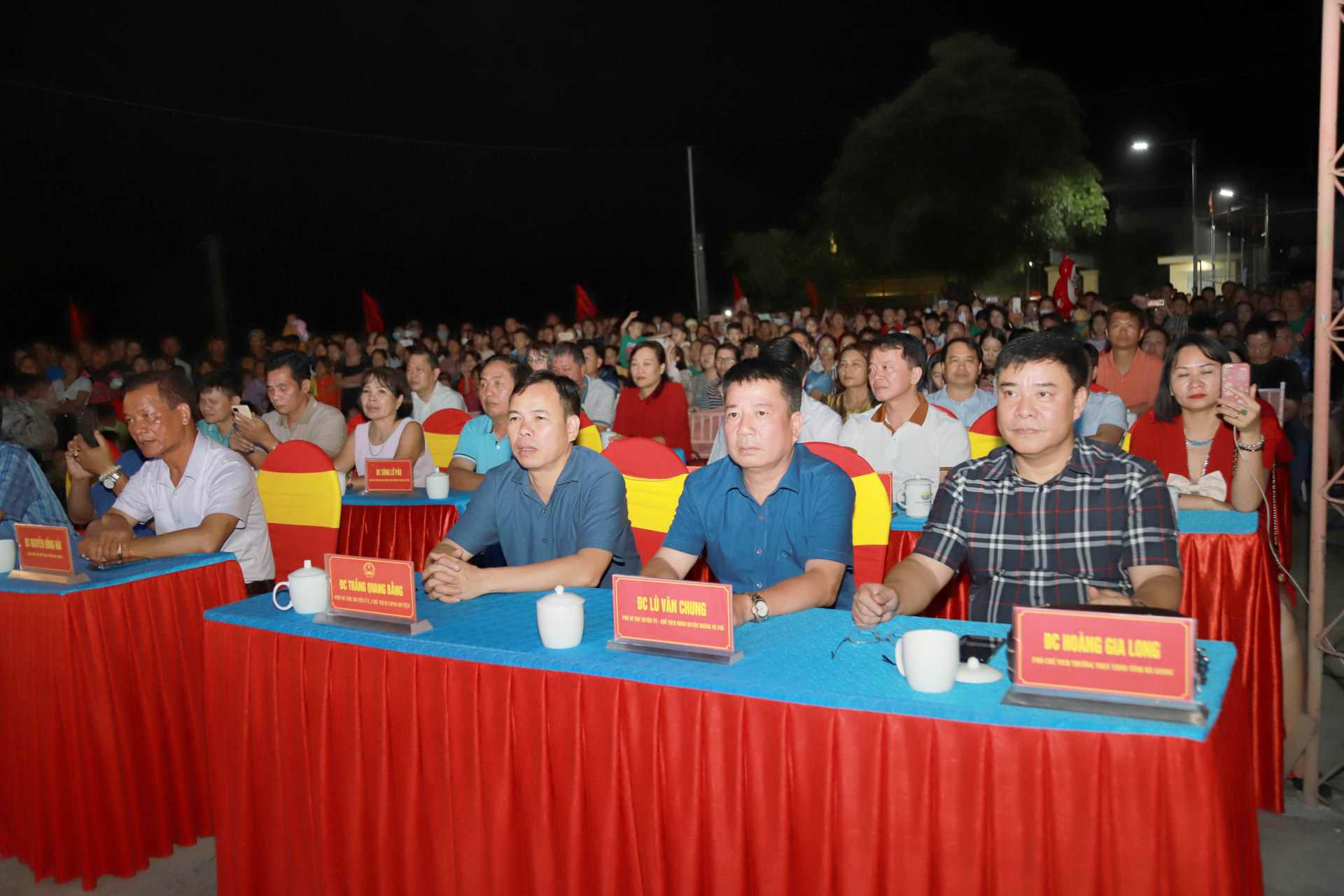 Phó Chủ tịch Thường trực UBND tỉnh Hoàng Gia Long cùng các đại biểu dự lễ khai mạc