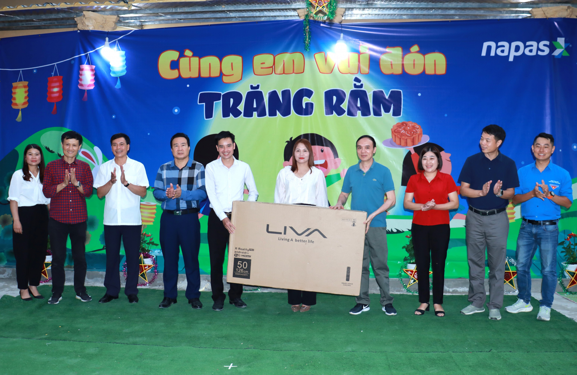 Công ty Cổ phần Thanh toán Quốc gia Việt Nam tặng tivi cho giao điểm trường Mầm non và Tiểu học thôn Sả Lủng.