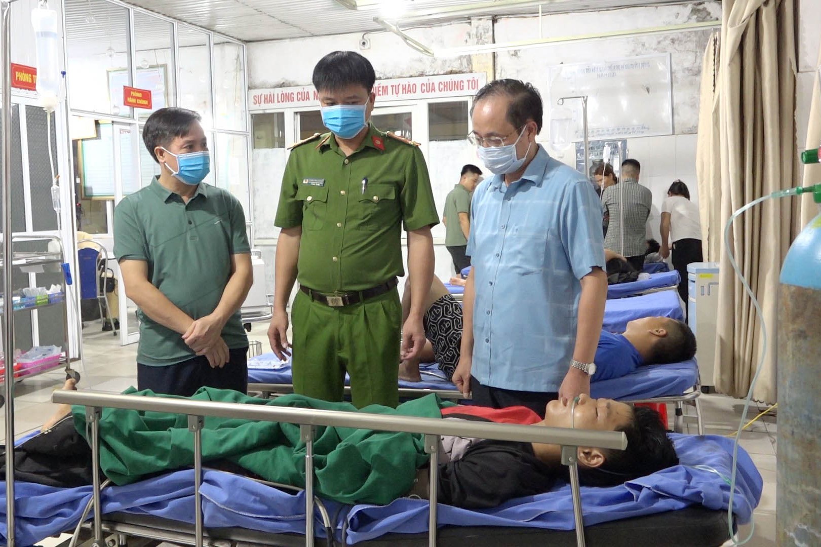 Lãnh đạo huyện Bắc Quang thăm hỏi các nạn nhân.