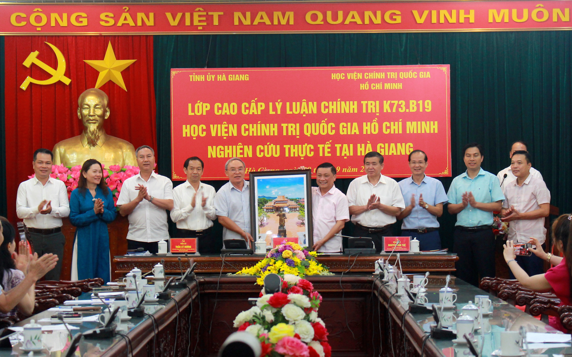 Đoàn công tác tặng bức tranh lưu niệm cho tỉnh Hà Giang
