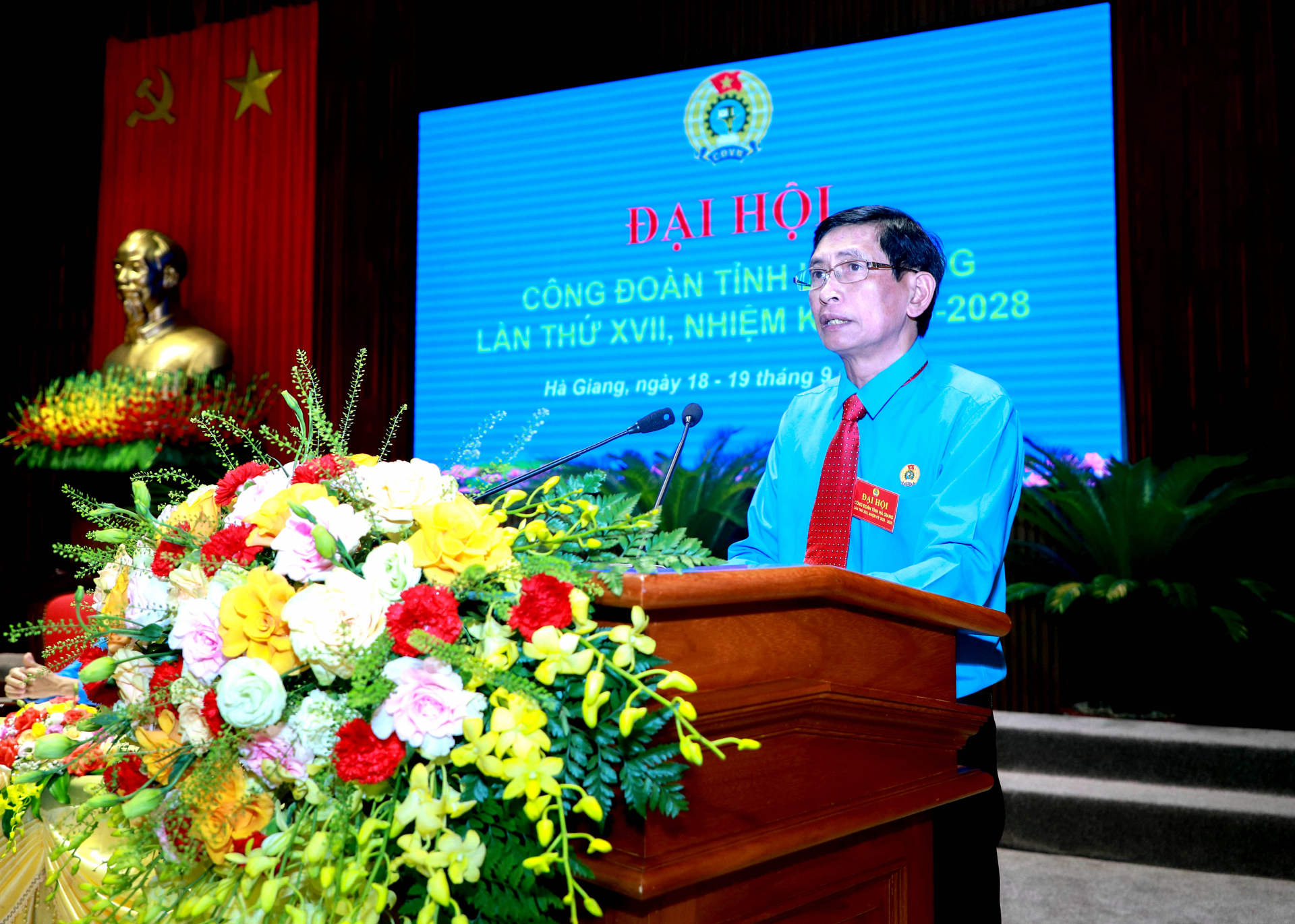 Chủ tịch LĐLĐ tỉnh Nguyễn Văn Chung phát biểu tại Đại hội.