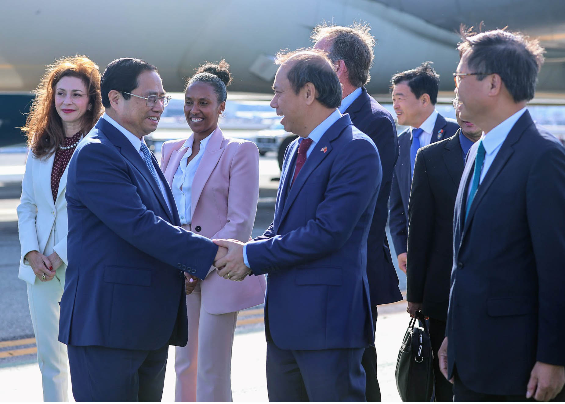 Đại sứ Việt Nam tại Hoa Kỳ Nguyễn Quốc Dũng đón Thủ tướng tại sân bay