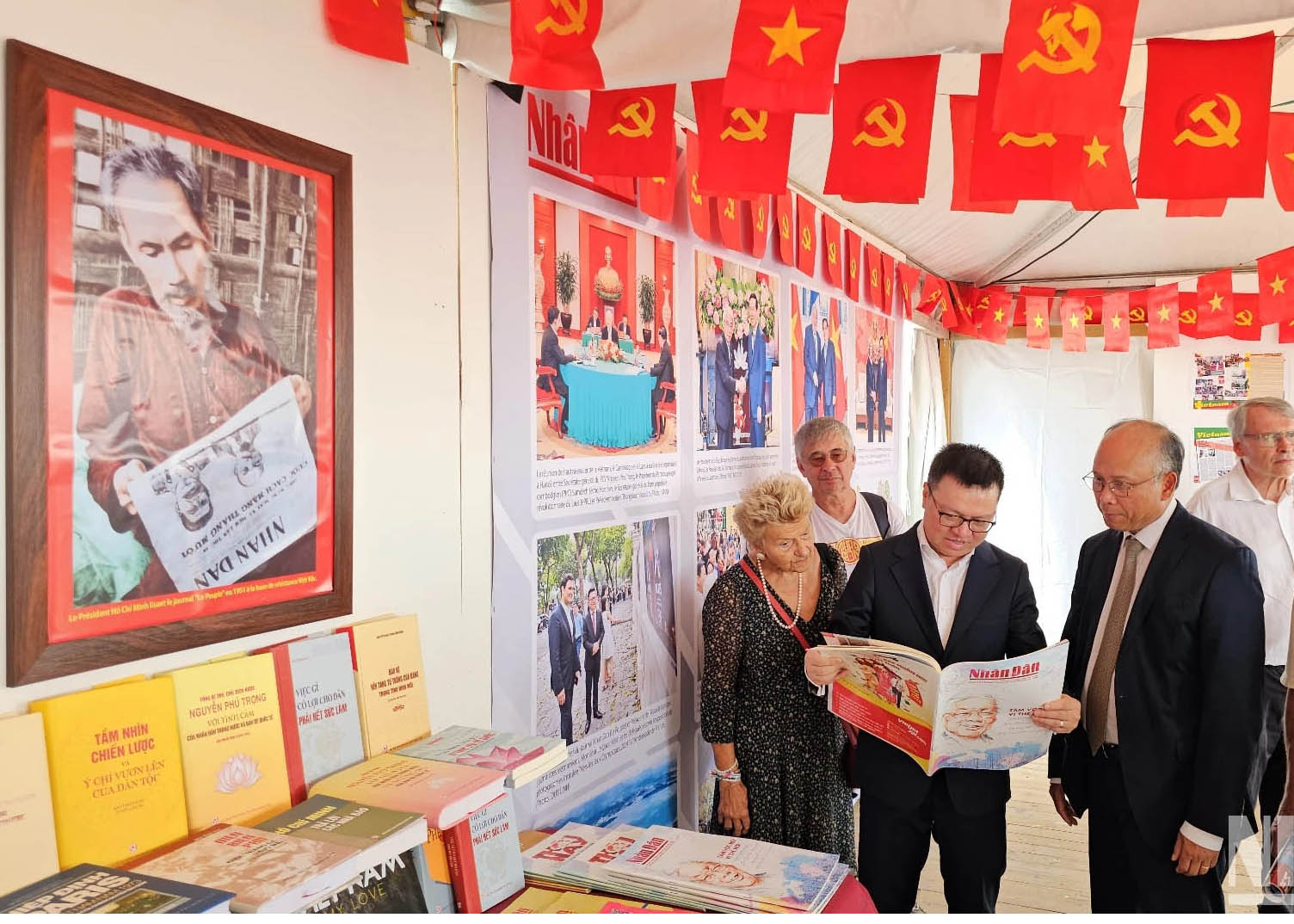 Tổng Biên tập Lê Quốc Minh giới thiệu những đổi mới trên các ấn phẩm của Báo Nhân Dân với các bạn Pháp.