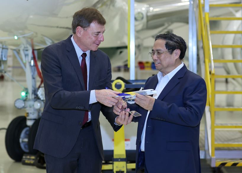 Thủ tướng đề nghị Embraer tham gia đào tạo nguồn nhân lực ngành hàng không, hỗ trợ Việt Nam các giải pháp công nghệ để giúp nâng cao năng lực quản trị trong lĩnh vực hàng không, tăng cường tự động hóa, hỗ trợ dự báo và ngăn ngừa rủi ro trong hoạt động quản lý bay...