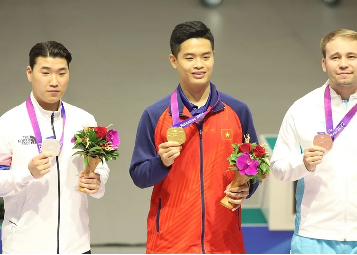 Xạ thủ Phạm Quang Huy (giữa) giành Huy chương Vàng đầu tiên cho thể thao Việt Nam ở ASIAD 19. 