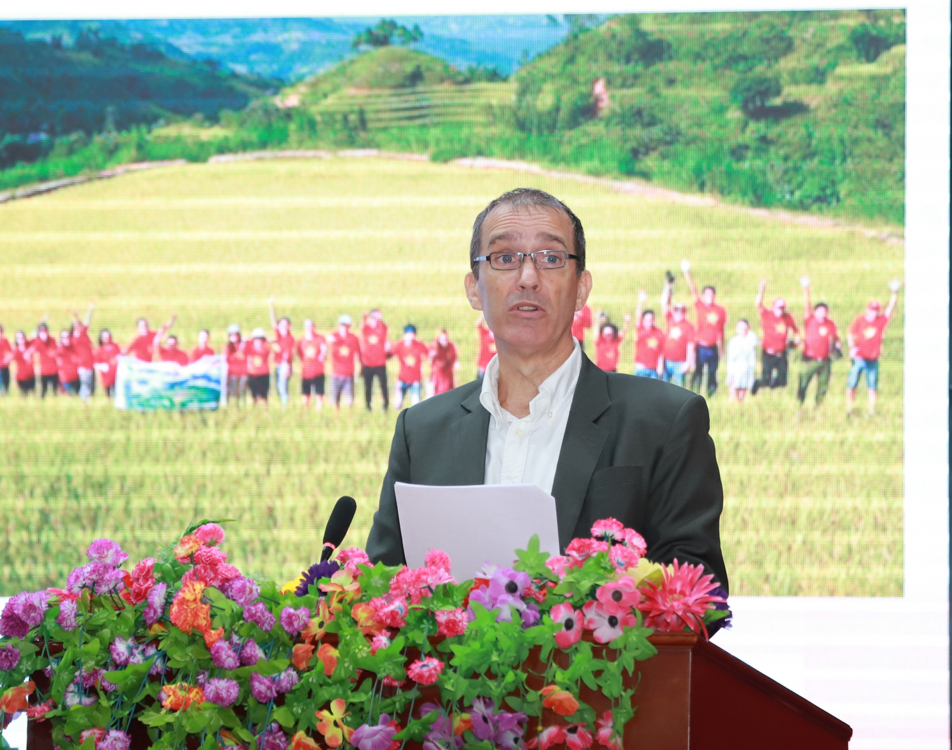 Ông Kenneth Wood, Giám đốc Dự án Du lịch Thụy Sỹ vì sự phát triển bền vững tại Việt Nam tham luận tại hội thảo.
