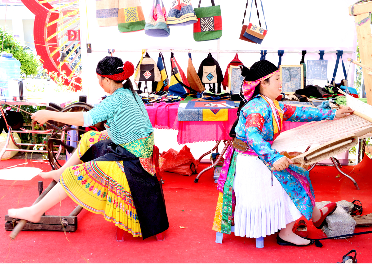 Phụ nữ Mông trình diễn các công đoạn dệt vải lanh.