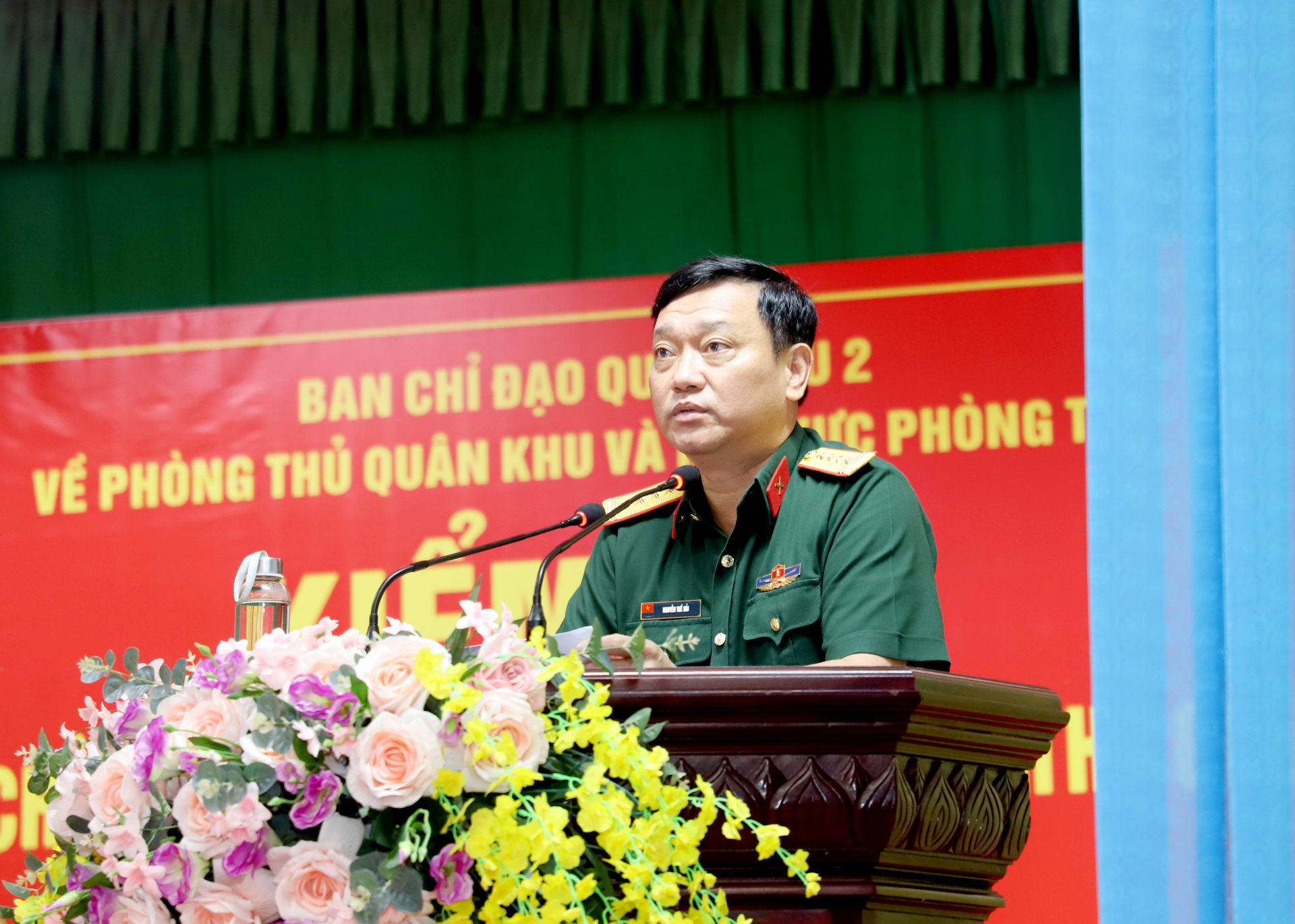 Đại tá Nguyễn Thế Hải, Phó Tham mưu trưởng quân khu báo cáo kết quả kiểm tra.
