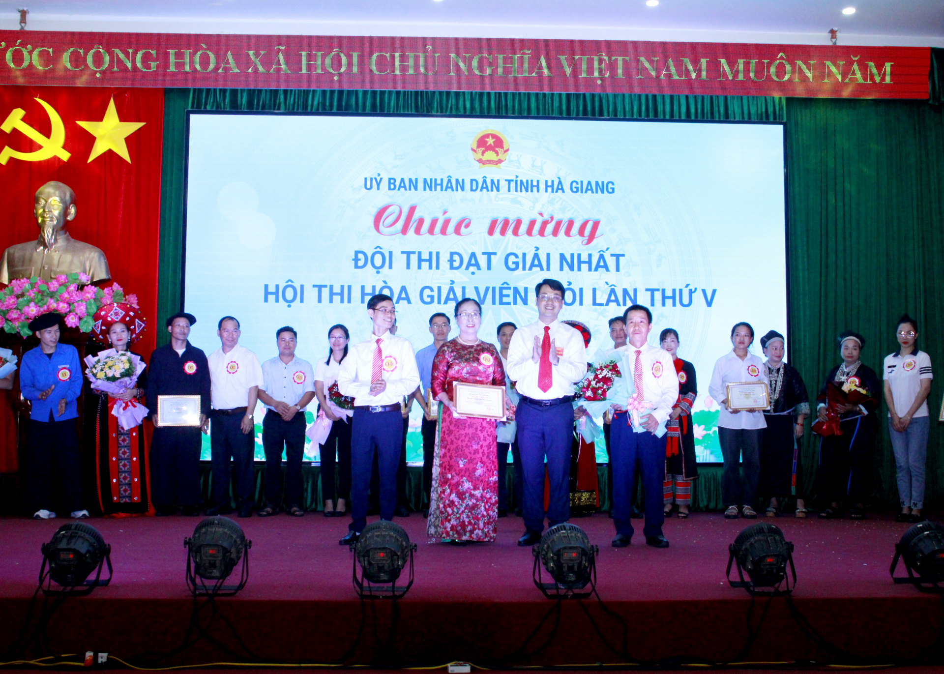 Giám đốc Sở Tư pháp, Phó Ban tổ chức hội thi trao giải Nhất cho đội thi thành phố Hà Giang.