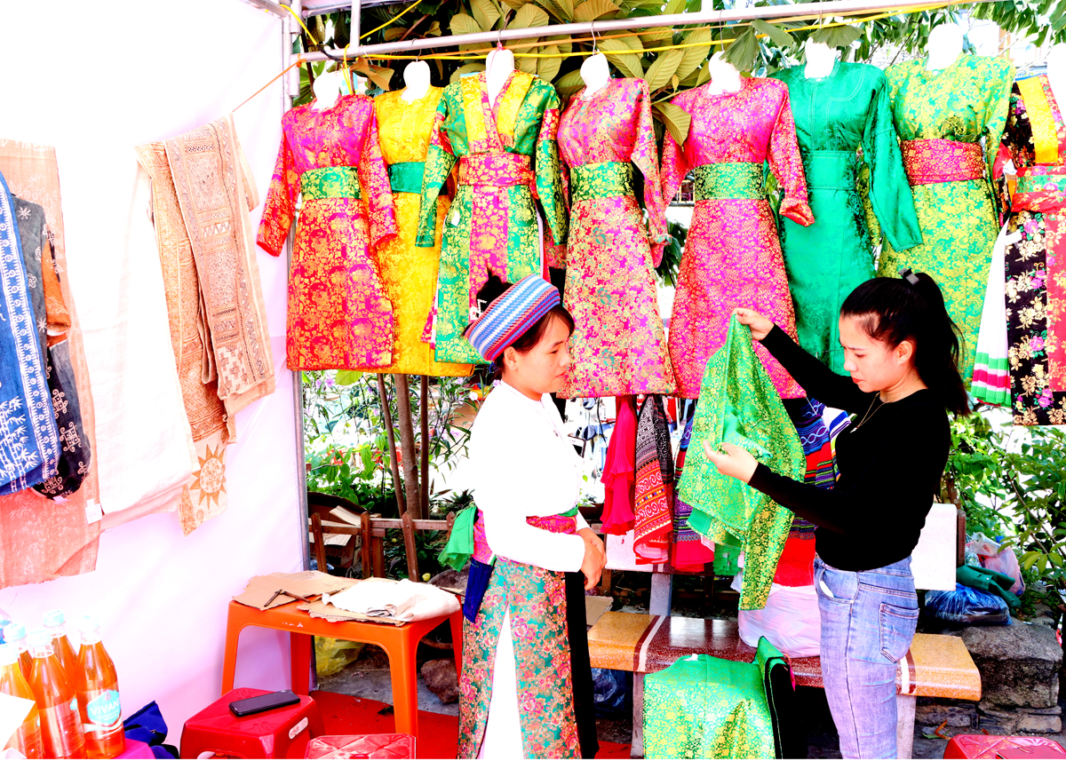 Gian hàng trưng bày sản phẩm truyền thống của dân tộc Mông.