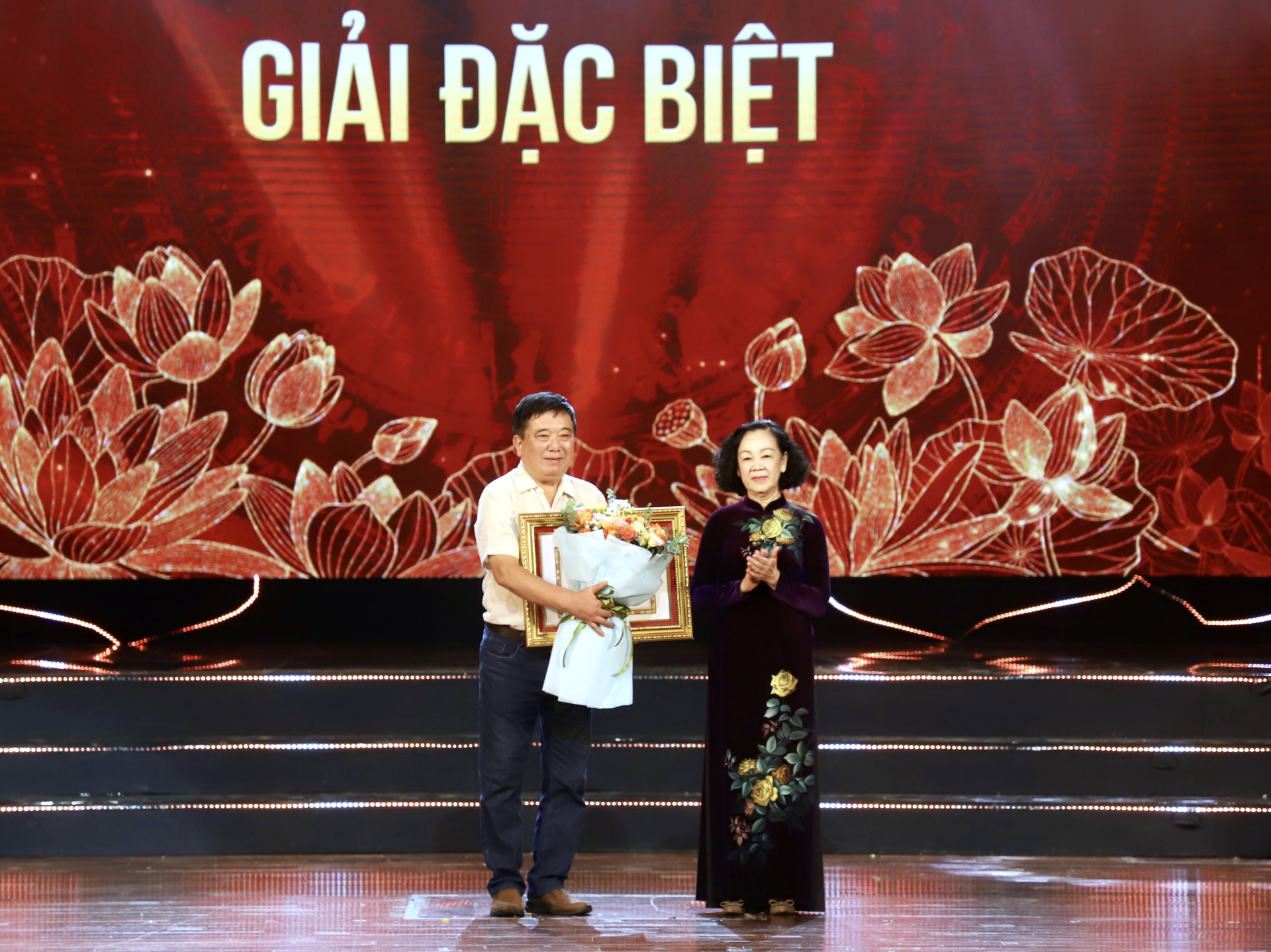 Thường trực Ban Bí thư, Trưởng ban Tổ chức T.Ư Trương Thị Mai trao giải Đặc biệt cho tác giả