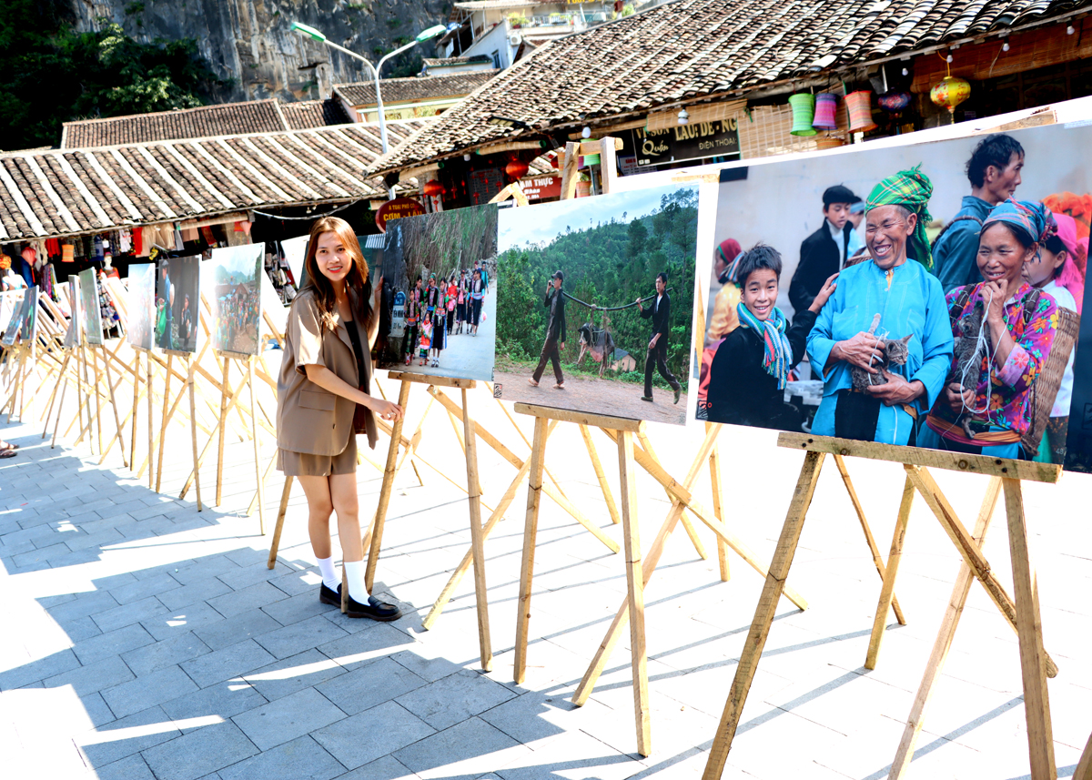 Khách du lịch tham quan triển lãm tranh vẽ về Cao nguyên đá Đồng Văn.